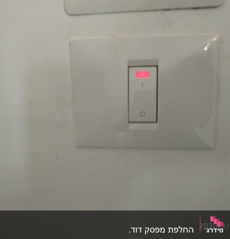 מתג חשמל עם נורית חיווי אדומה דולקת